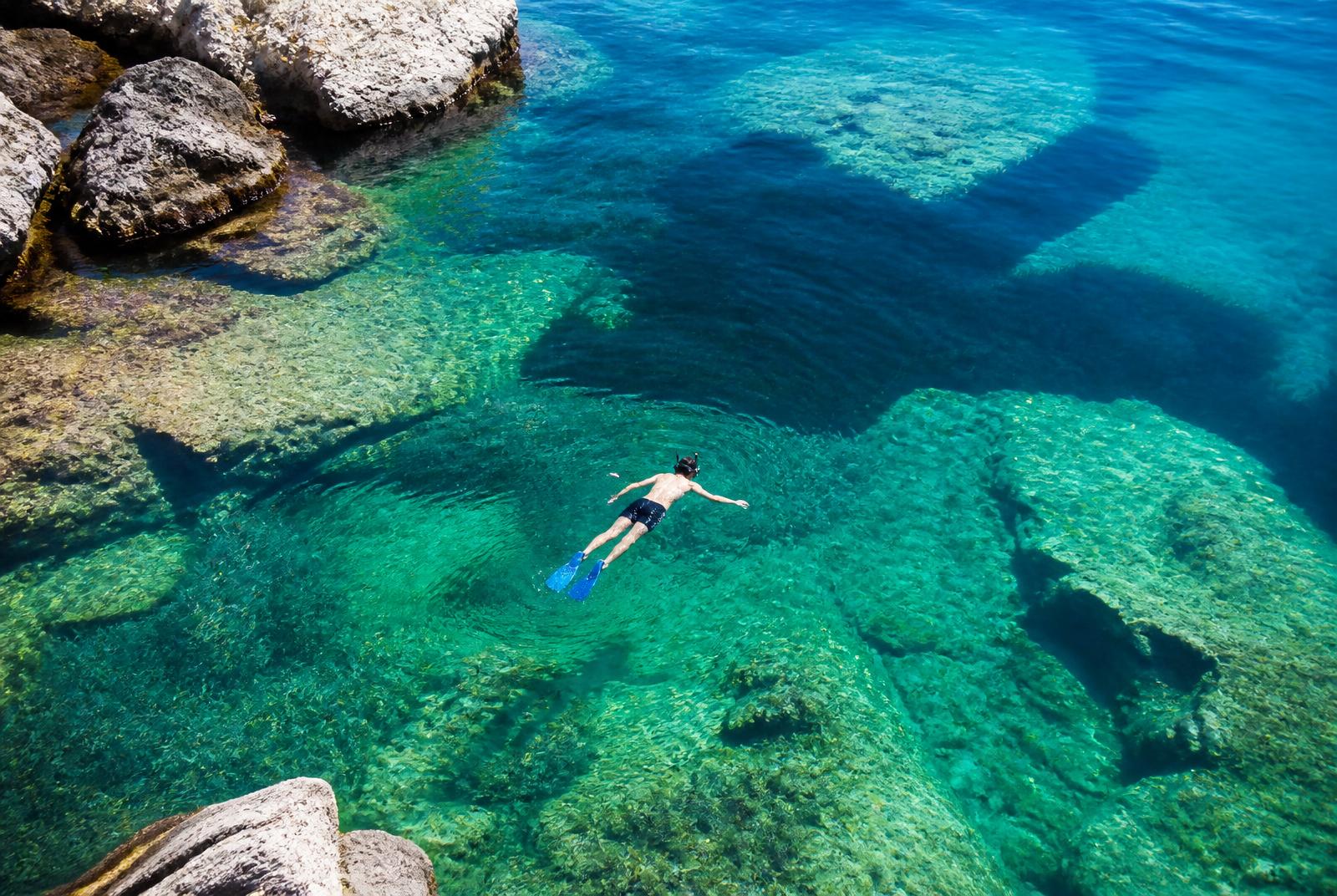 Randonnée palmée le long d'un littoral rocheux méditerranéen