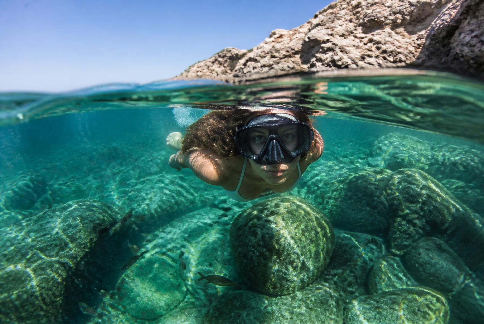 Snorkeling dans les eaux claires de la Méditerranée