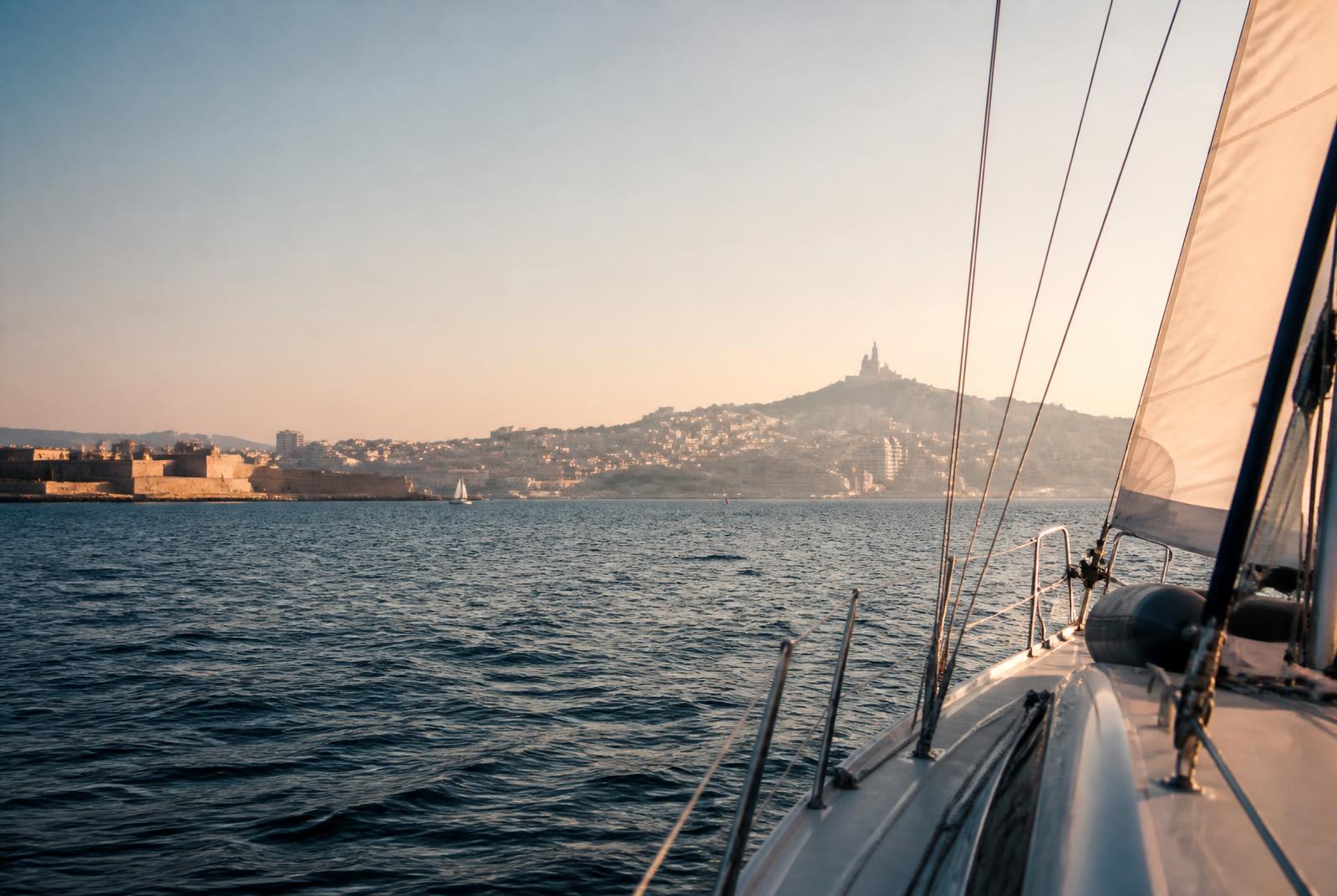 La baie de Marseille et Notre-Dame de la Garde vues depuis un voilier