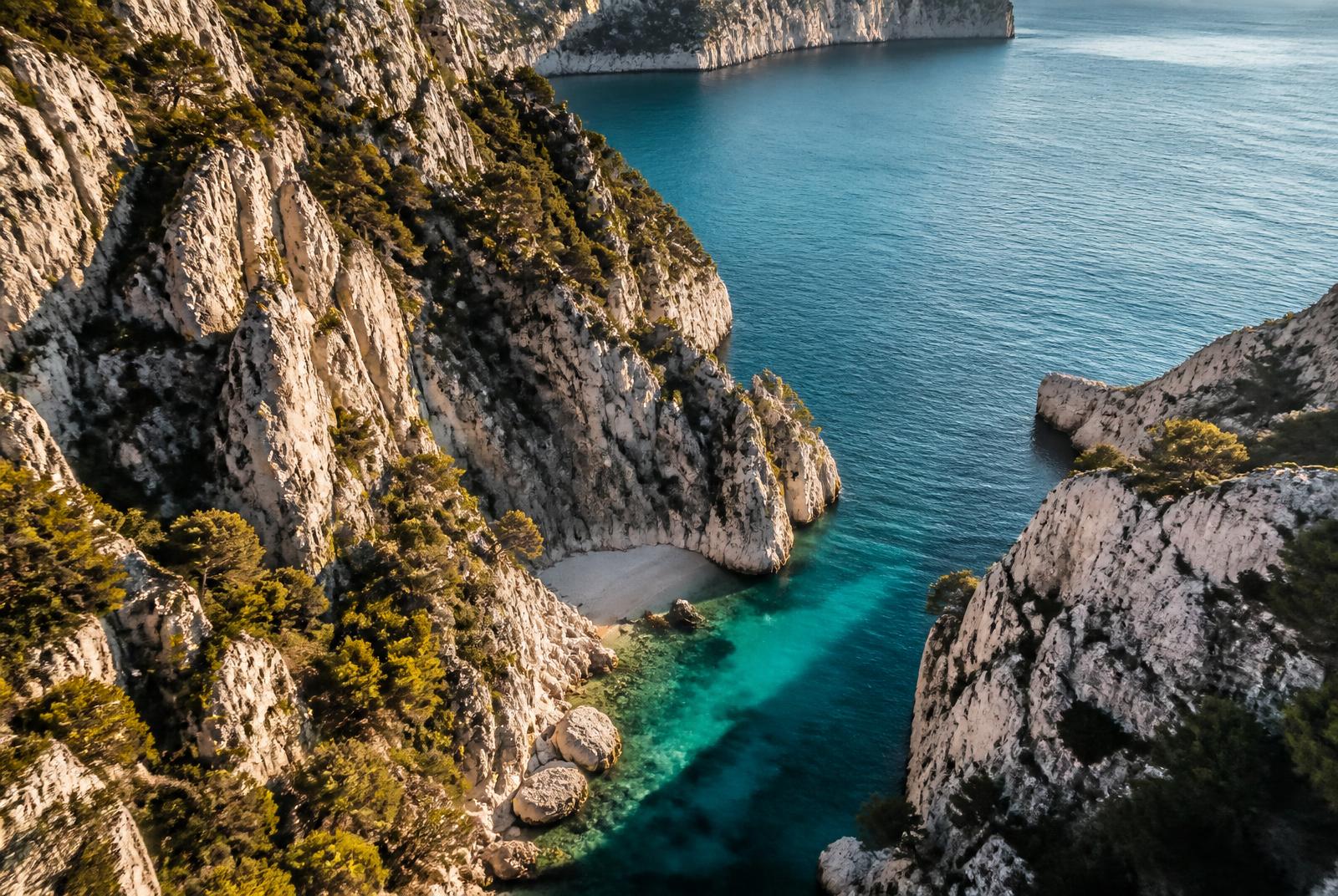 Une calanque de Marseille aux falaises calcaires et à l'eau turquoise