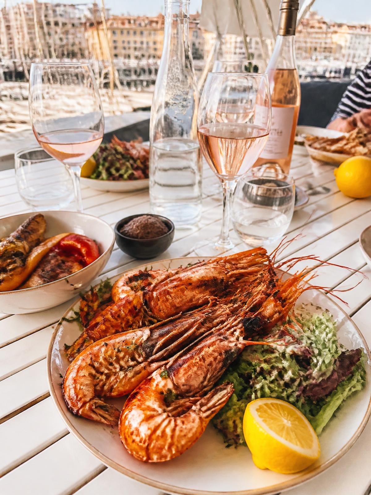 Gambas marinées à la plancha servies sur le pont du Noctilio