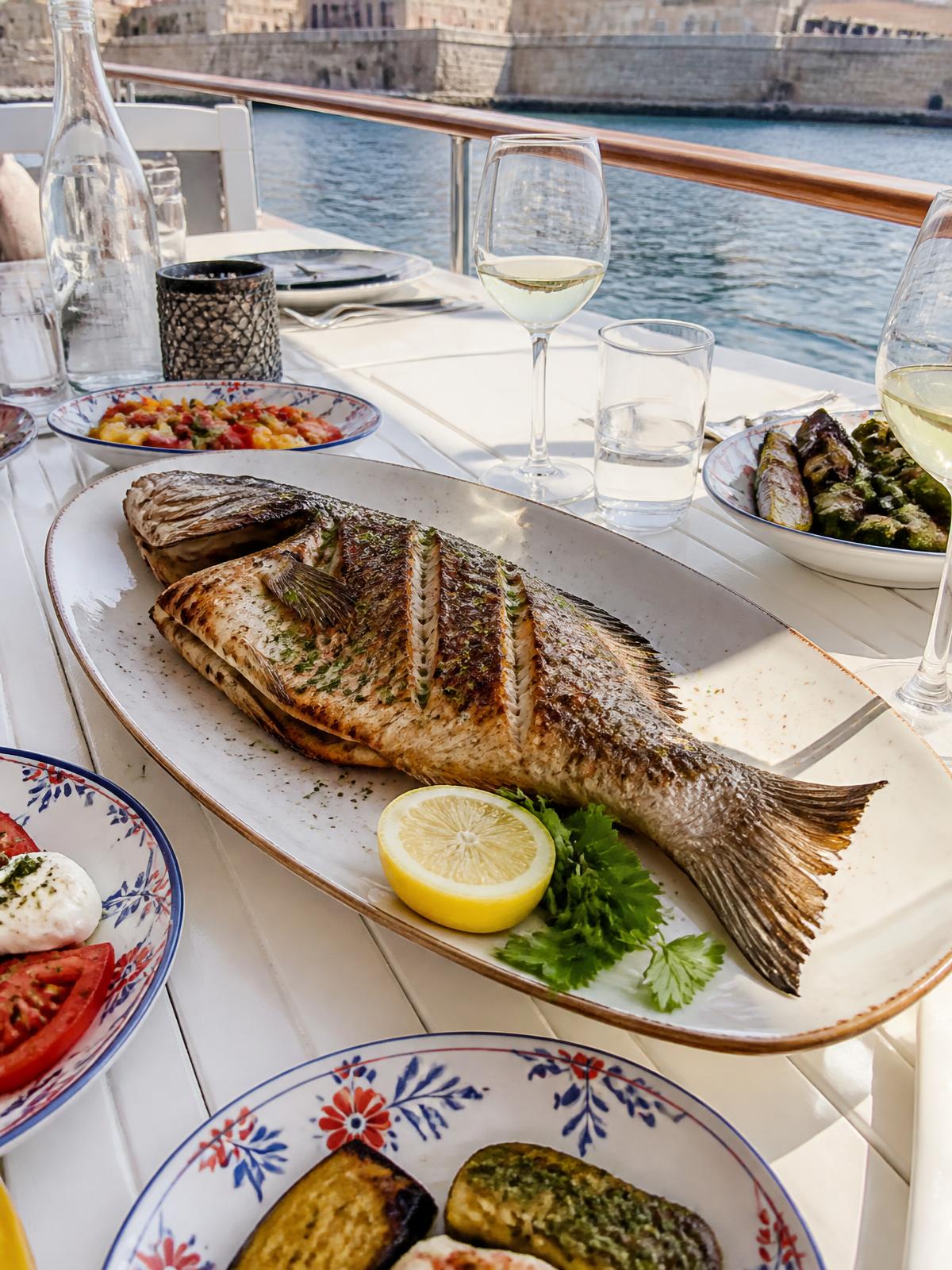 Pêche du jour grillée servie sur le pont du Noctilio