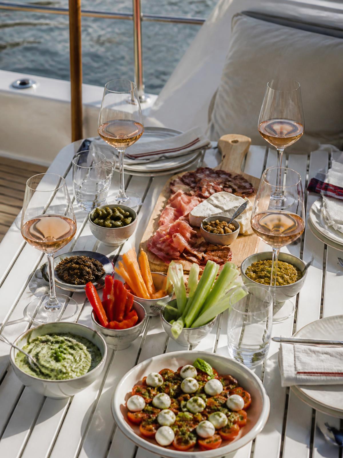 Table phocéenne d'antipasti et de produits frais sur le pont du Noctilio