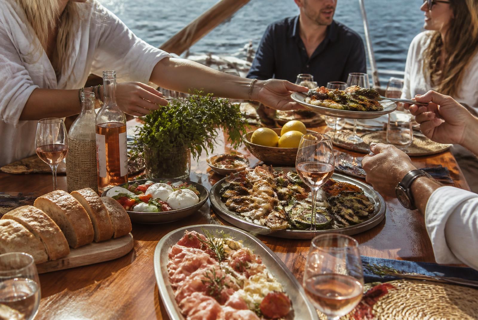 Grande table de produits à partager sur le pont du Noctilio